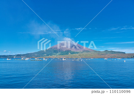 【海潟漁港より桜島】 鹿児島県垂水市海潟 【海潟漁港より桜島】 鹿児島県垂水市海潟 110110096