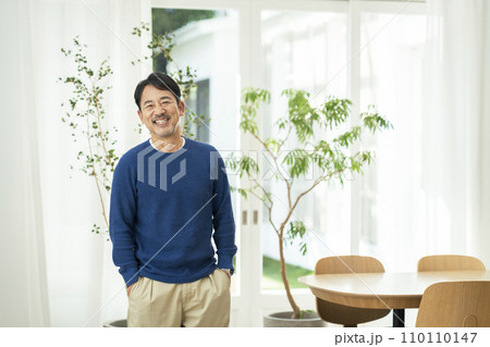 カメラ目線で笑顔の50代半ばの男性 カメラ目線で笑顔の50代半ばの男性 110110147
