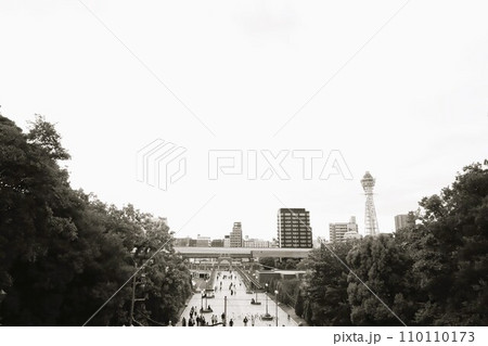 大阪、浪速、天王寺、一心寺から四天王寺、茶臼山、天王寺公園、公園から新世界と通天閣を望む夕焼け空 110110173