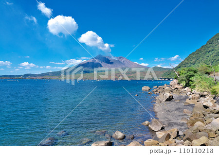 【噴煙を上げる桜島】 撮影場所：鹿児島県垂水市海潟 110110218