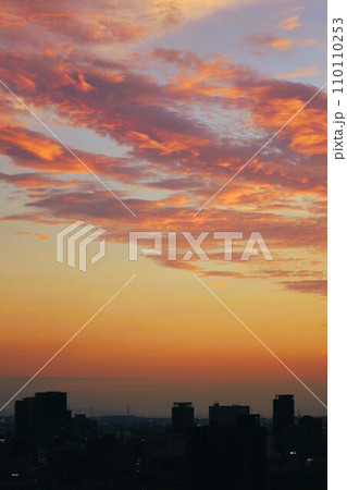 大阪市、中央区、谷町筋の夕暮れ時、タワーマンションから望む大阪の黄昏時の風景、オレンジ色の夕日 大阪市、中央区、谷町筋の夕暮れ時、タワーマンションから望む大阪の黄昏時の風景、オレンジ色の夕日 110110253
