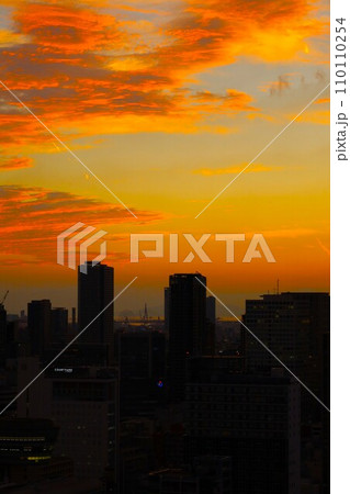 大阪市、中央区、谷町筋の夕暮れ時、タワーマンションから望む大阪の黄昏時の風景、オレンジ色の夕日 大阪市、中央区、谷町筋の夕暮れ時、タワーマンションから望む大阪の黄昏時の風景、オレンジ色の夕日 110110254