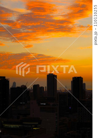 大阪市、中央区、谷町筋の夕暮れ時、タワーマンションから望む大阪の黄昏時の風景、オレンジ色の夕日 大阪市、中央区、谷町筋の夕暮れ時、タワーマンションから望む大阪の黄昏時の風景、オレンジ色の夕日 110110255