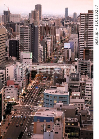 大阪市、中央区、谷町筋の夕暮れ時、タワーマンションから望む大阪の黄昏時の風景、オレンジ色の夕日 110110257