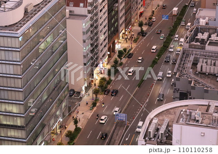 大阪市、中央区、谷町筋の夕暮れ時、タワーマンションから望む大阪の黄昏時の風景、オレンジ色の夕日 110110258