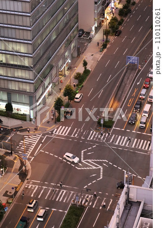 大阪市、中央区、谷町筋の夕暮れ時、タワーマンションから望む大阪の黄昏時の風景、オレンジ色の夕日 大阪市、中央区、谷町筋の夕暮れ時、タワーマンションから望む大阪の黄昏時の風景、オレンジ色の夕日 110110261