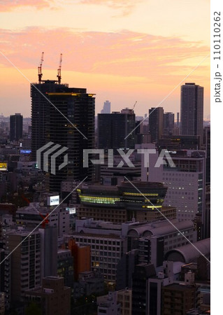 大阪市、中央区、谷町筋の夕暮れ時、タワーマンションから望む大阪の黄昏時の風景、オレンジ色の夕日 110110262