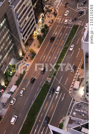 大阪市、中央区、谷町筋の夕暮れ時、タワーマンションから望む大阪の黄昏時の風景、オレンジ色の夕日 110110268