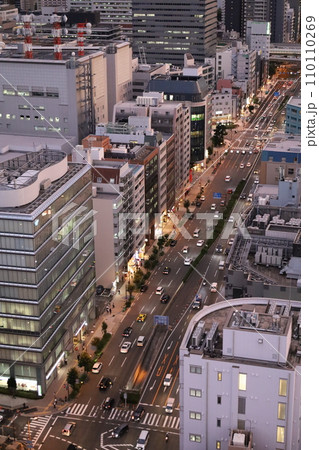 大阪市、中央区、谷町筋の夕暮れ時、タワーマンションから望む大阪の黄昏時の風景、オレンジ色の夕日 大阪市、中央区、谷町筋の夕暮れ時、タワーマンションから望む大阪の黄昏時の風景、オレンジ色の夕日 110110269