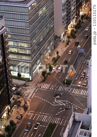 大阪市、中央区、谷町筋の夕暮れ時、タワーマンションから望む大阪の黄昏時の風景、オレンジ色の夕日 110110270