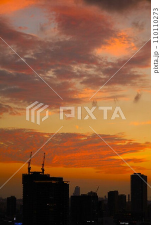 大阪市、中央区、谷町筋の夕暮れ時、タワーマンションから望む大阪の黄昏時の風景、オレンジ色の夕日 110110273
