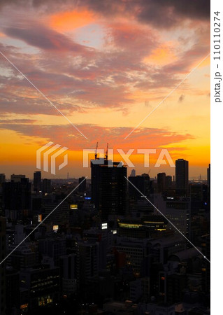 大阪市、中央区、谷町筋の夕暮れ時、タワーマンションから望む大阪の黄昏時の風景、オレンジ色の夕日 110110274