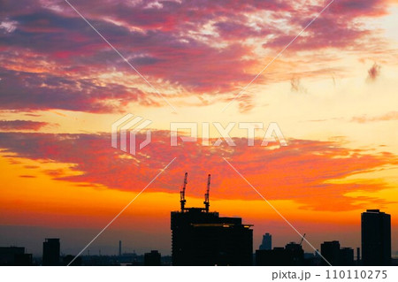 大阪市、中央区、谷町筋の夕暮れ時、タワーマンションから望む大阪の黄昏時の風景、オレンジ色の夕日 大阪市、中央区、谷町筋の夕暮れ時、タワーマンションから望む大阪の黄昏時の風景、オレンジ色の夕日 110110275