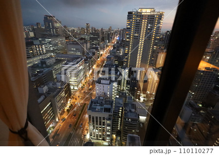 大阪市、中央区、谷町筋の夕暮れ時、タワーマンションから望む大阪の黄昏時の風景、オレンジ色の夕日 大阪市、中央区、谷町筋の夕暮れ時、タワーマンションから望む大阪の黄昏時の風景、オレンジ色の夕日 110110277