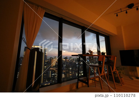 大阪市、中央区、谷町筋の夕暮れ時、タワーマンションから望む大阪の黄昏時の風景、オレンジ色の夕日 大阪市、中央区、谷町筋の夕暮れ時、タワーマンションから望む大阪の黄昏時の風景、オレンジ色の夕日 110110278