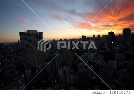 大阪市、中央区、谷町筋の夕暮れ時、タワーマンションから望む大阪の黄昏時の風景、オレンジ色の夕日 大阪市、中央区、谷町筋の夕暮れ時、タワーマンションから望む大阪の黄昏時の風景、オレンジ色の夕日 110110279