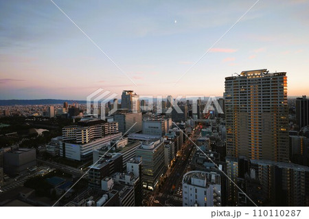 大阪市、中央区、谷町筋の夕暮れ時、タワーマンションから望む大阪の黄昏時の風景、オレンジ色の夕日 110110287