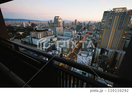 大阪市、中央区、谷町筋の夕暮れ時、タワーマンションから望む大阪の黄昏時の風景、オレンジ色の夕日 110110292