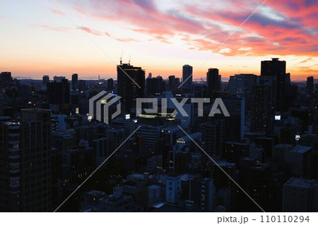 大阪市、中央区、谷町筋の夕暮れ時、タワーマンションから望む大阪の黄昏時の風景、オレンジ色の夕日 大阪市、中央区、谷町筋の夕暮れ時、タワーマンションから望む大阪の黄昏時の風景、オレンジ色の夕日 110110294