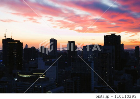大阪市、中央区、谷町筋の夕暮れ時、タワーマンションから望む大阪の黄昏時の風景、オレンジ色の夕日 大阪市、中央区、谷町筋の夕暮れ時、タワーマンションから望む大阪の黄昏時の風景、オレンジ色の夕日 110110295