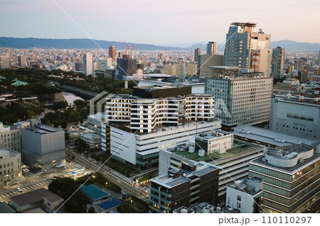 大阪市、中央区、谷町筋の夕暮れ時、タワーマンションから望む大阪の黄昏時の風景、オレンジ色の夕日 大阪市、中央区、谷町筋の夕暮れ時、タワーマンションから望む大阪の黄昏時の風景、オレンジ色の夕日 110110297
