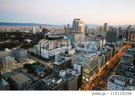 大阪市、中央区、谷町筋の夕暮れ時、タワーマンションから望む大阪の黄昏時の風景、オレンジ色の夕日 110110298