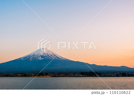 夕暮れの富士山（河口湖畔より） 110110622