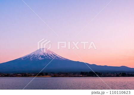 夕暮れの富士山（河口湖畔より） 110110623