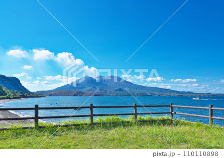 【道の駅たるみずより噴煙を上げる桜島】 鹿児島県垂水市牛根麓 110110898