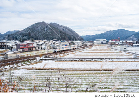 【高山本線】高山駅へ向かう普通列車 【高山本線】高山駅へ向かう普通列車 110110916