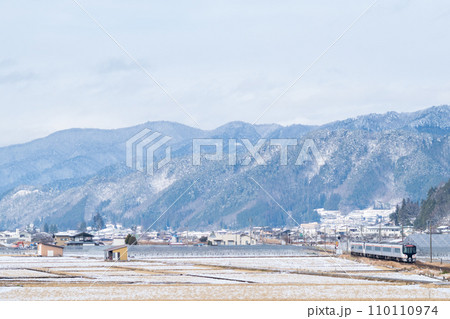 【高山本線】飛騨古川駅へ向かう特急ひだ5号 110110974