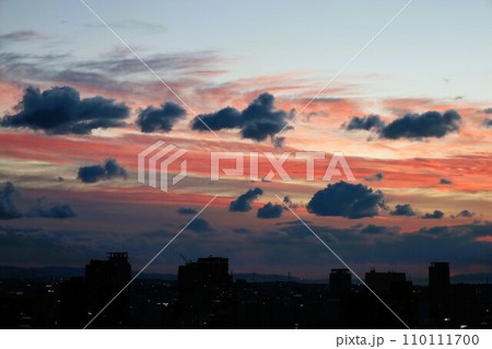 大阪市、中央区、谷町筋の夕暮れ時、タワーマンションから望む大阪の黄昏時の風景、オレンジ色の夕日 大阪市、中央区、谷町筋の夕暮れ時、タワーマンションから望む大阪の黄昏時の風景、オレンジ色の夕日 110111700