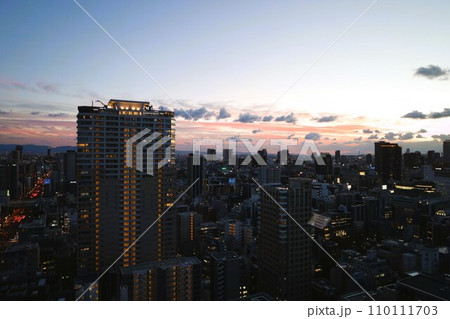 大阪市、中央区、谷町筋の夕暮れ時、タワーマンションから望む大阪の黄昏時の風景、オレンジ色の夕日 110111703