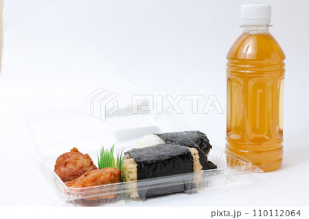 おにぎり、からあげ、お茶、ペットボトル、お弁当、食べ物、飲み物、、弁当、のり、ご飯、ランチ、昼食 110112064