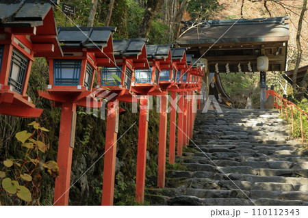 京都 貴船神社 赤い灯篭の参道 京都 貴船神社 赤い灯篭の参道 110112343