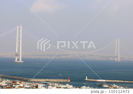 秋の明石海峡大橋、日本から最後の航行となる、客船ぱしふぃっくびいなす、明石海峡大橋をくぐる海峡の海 秋の明石海峡大橋、日本から最後の航行となる、客船ぱしふぃっくびいなす、明石海峡大橋をくぐる海峡の海 110112472