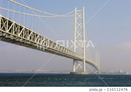 秋の明石海峡大橋、日本から最後の航行となる、客船ぱしふぃっくびいなす、明石海峡大橋をくぐる海峡の海 110112476
