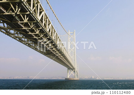 秋の明石海峡大橋、日本から最後の航行となる、客船ぱしふぃっくびいなす、明石海峡大橋をくぐる海峡の海 110112480