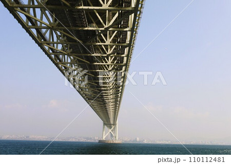 秋の明石海峡大橋、日本から最後の航行となる、客船ぱしふぃっくびいなす、明石海峡大橋をくぐる海峡の海 秋の明石海峡大橋、日本から最後の航行となる、客船ぱしふぃっくびいなす、明石海峡大橋をくぐる海峡の海 110112481
