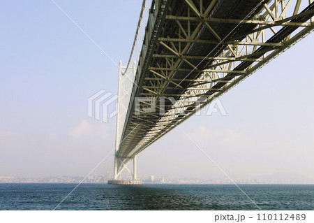 秋の明石海峡大橋、日本から最後の航行となる、客船ぱしふぃっくびいなす、明石海峡大橋をくぐる海峡の海 秋の明石海峡大橋、日本から最後の航行となる、客船ぱしふぃっくびいなす、明石海峡大橋をくぐる海峡の海 110112489
