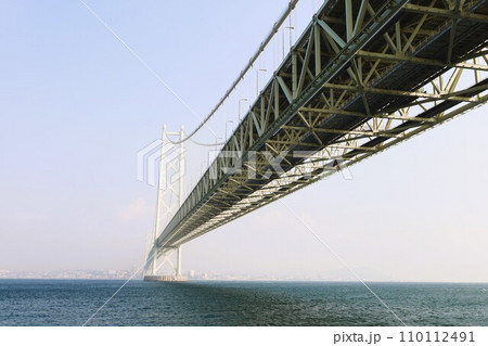 秋の明石海峡大橋、日本から最後の航行となる、客船ぱしふぃっくびいなす、明石海峡大橋をくぐる海峡の海 110112491