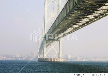 秋の明石海峡大橋、日本から最後の航行となる、客船ぱしふぃっくびいなす、明石海峡大橋をくぐる海峡の海 110112493
