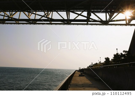秋の明石海峡大橋、日本から最後の航行となる、客船ぱしふぃっくびいなす、明石海峡大橋をくぐる海峡の海 秋の明石海峡大橋、日本から最後の航行となる、客船ぱしふぃっくびいなす、明石海峡大橋をくぐる海峡の海 110112495