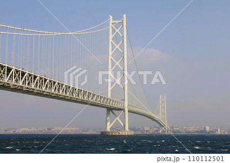 秋の明石海峡大橋、日本から最後の航行となる、客船ぱしふぃっくびいなす、明石海峡大橋をくぐる海峡の海 110112501