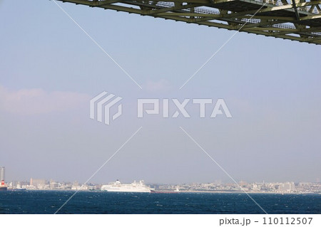 秋の明石海峡大橋、日本から最後の航行となる、客船ぱしふぃっくびいなす、明石海峡大橋をくぐる海峡の海 秋の明石海峡大橋、日本から最後の航行となる、客船ぱしふぃっくびいなす、明石海峡大橋をくぐる海峡の海 110112507
