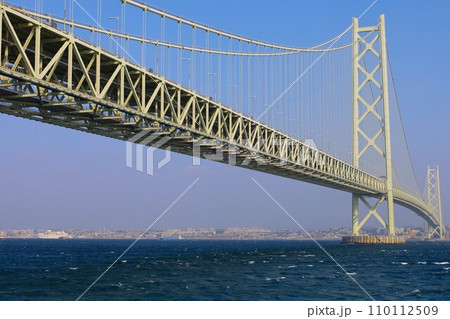 秋の明石海峡大橋、日本から最後の航行となる、客船ぱしふぃっくびいなす、明石海峡大橋をくぐる海峡の海 秋の明石海峡大橋、日本から最後の航行となる、客船ぱしふぃっくびいなす、明石海峡大橋をくぐる海峡の海 110112509