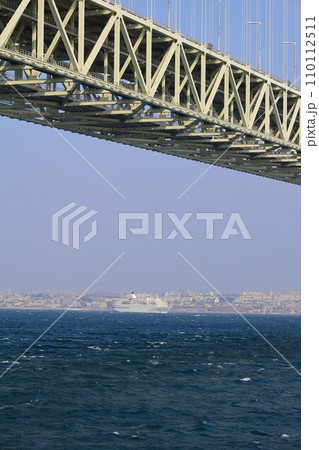 秋の明石海峡大橋、日本から最後の航行となる、客船ぱしふぃっくびいなす、明石海峡大橋をくぐる海峡の海 110112511