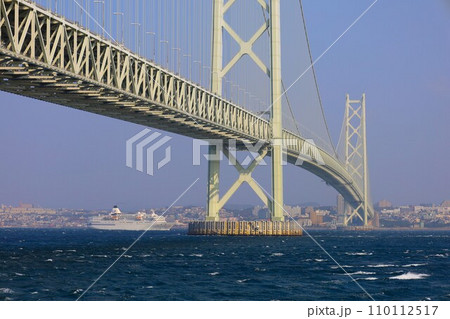 秋の明石海峡大橋、日本から最後の航行となる、客船ぱしふぃっくびいなす、明石海峡大橋をくぐる海峡の海 110112517
