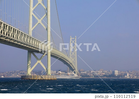 秋の明石海峡大橋、日本から最後の航行となる、客船ぱしふぃっくびいなす、明石海峡大橋をくぐる海峡の海 110112519