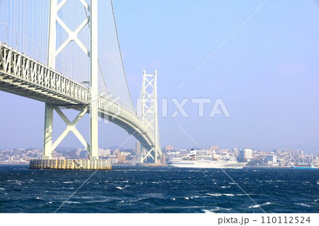 秋の明石海峡大橋、日本から最後の航行となる、客船ぱしふぃっくびいなす、明石海峡大橋をくぐる海峡の海 110112524